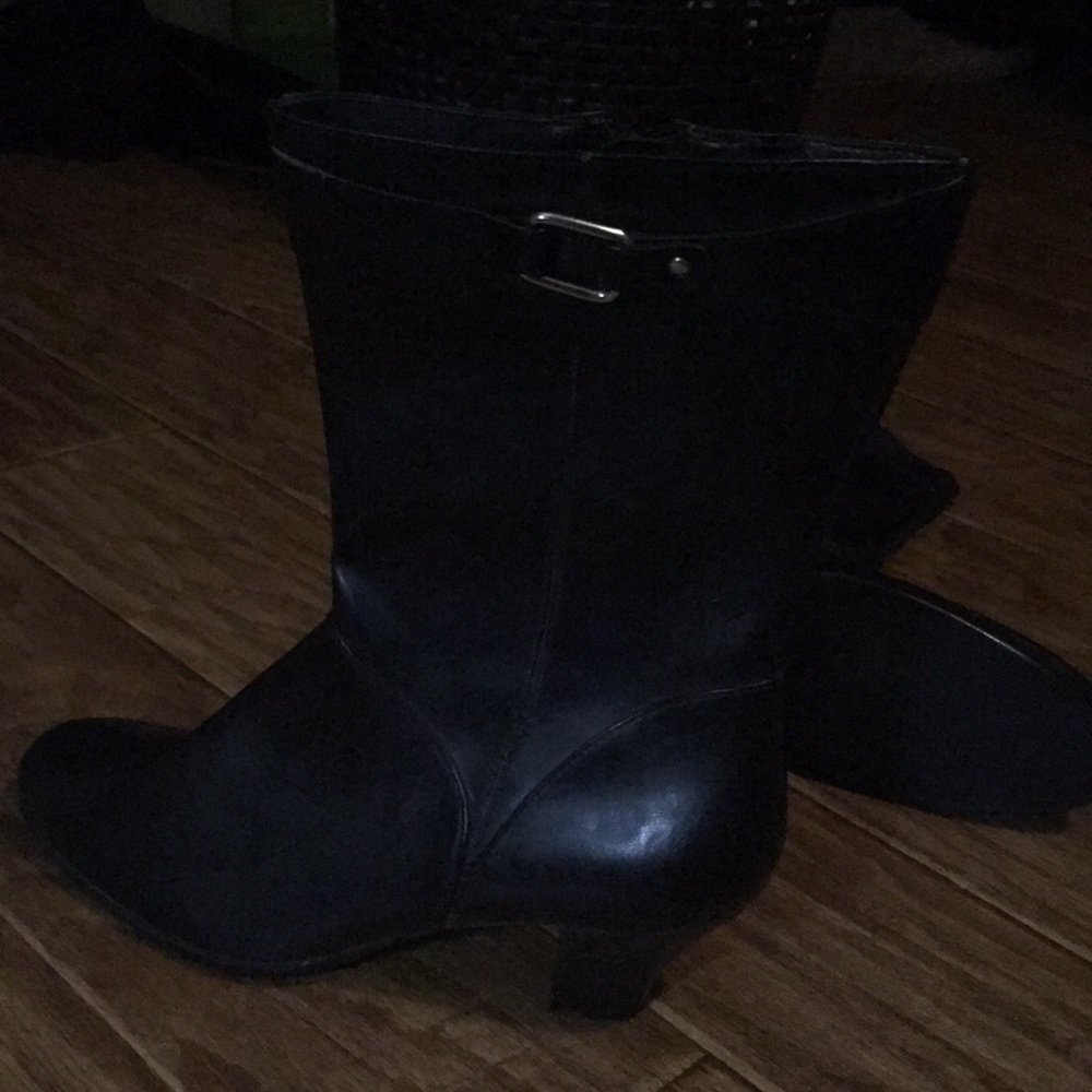 Small heeled black size 7 Prediction boots